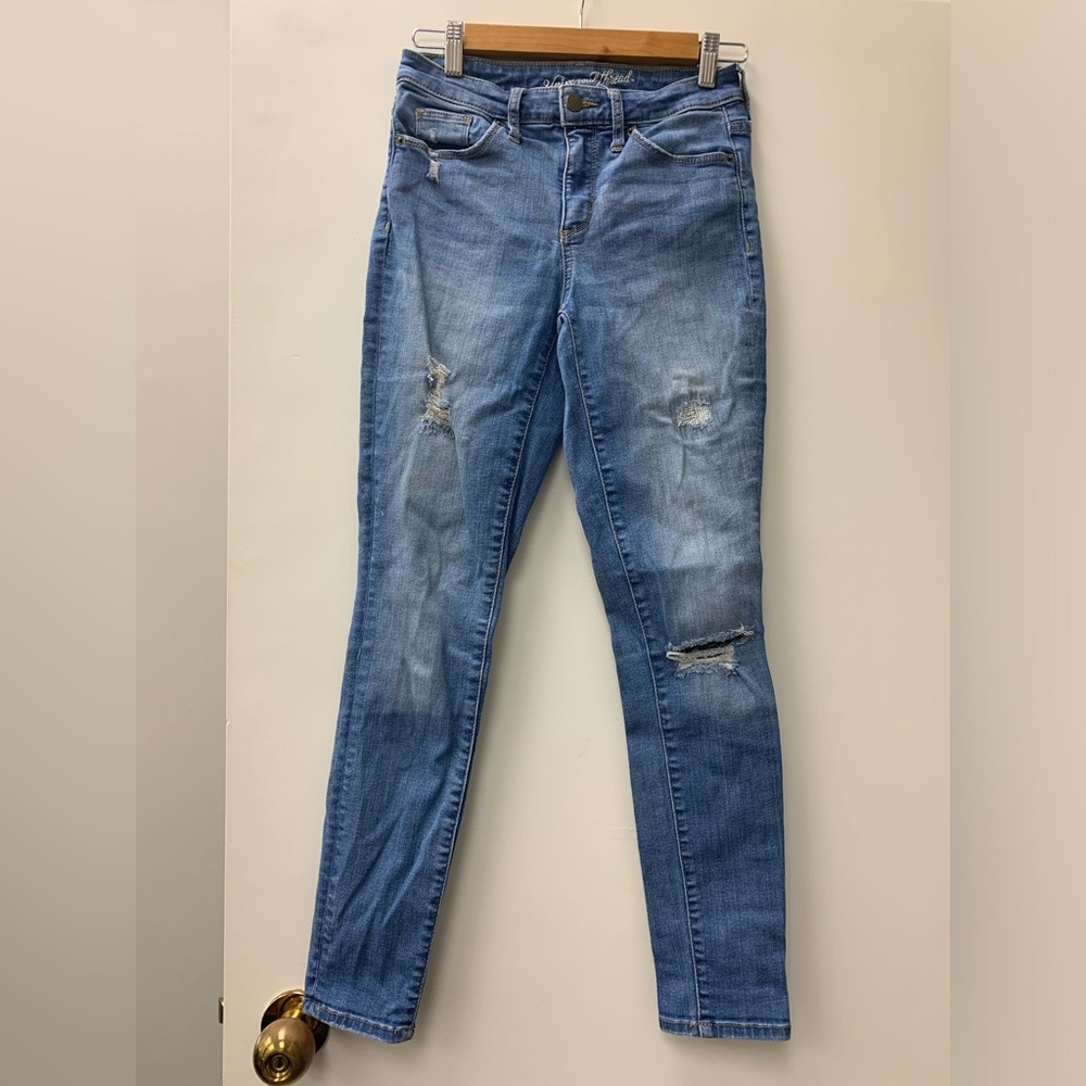Universal thread distressed  skinny jeans size 2
